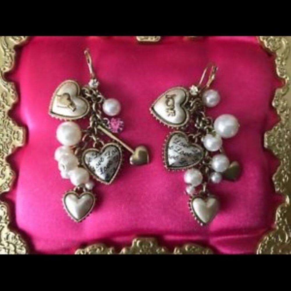 NWOT Betsey Johnson dollhouse heart pearl earrings